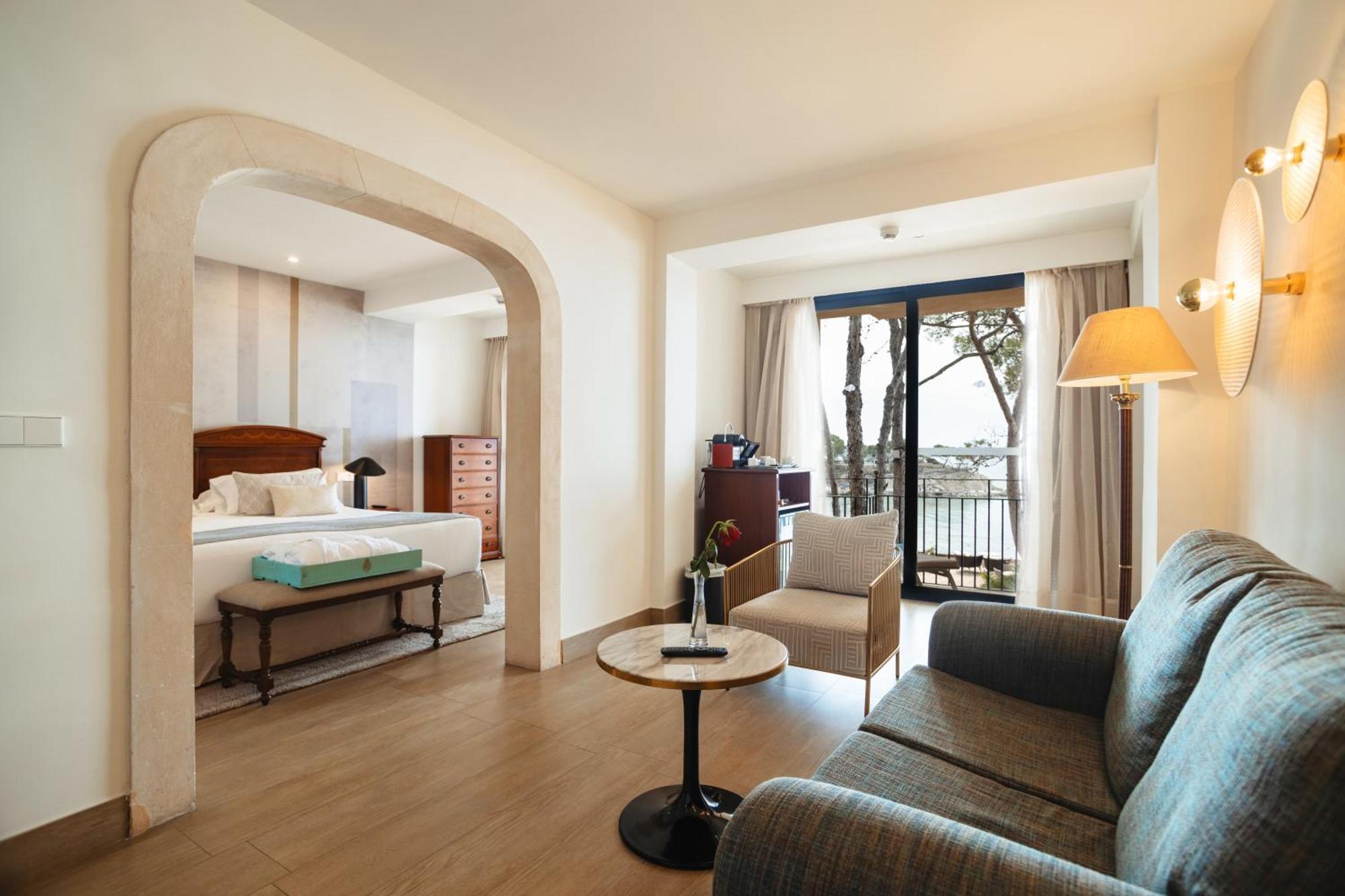 Secrets Mallorca Villamil Resort & Spa - Adults Only Peguera Ngoại thất bức ảnh A suite at the hotel