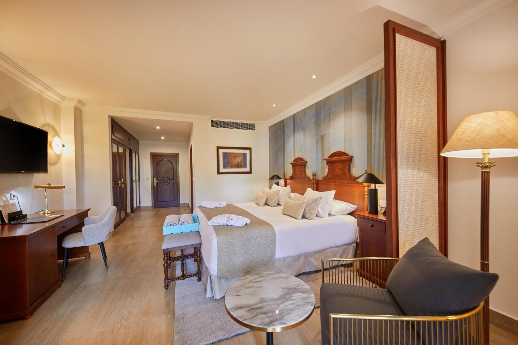 Secrets Mallorca Villamil Resort & Spa - Adults Only Peguera Ngoại thất bức ảnh A room at the hotel