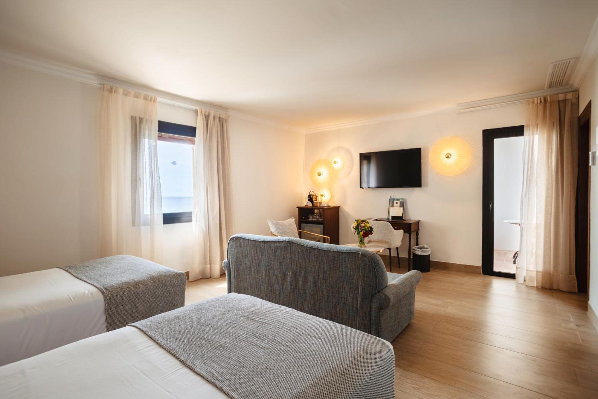 Secrets Mallorca Villamil Resort & Spa - Adults Only Peguera Ngoại thất bức ảnh A room at the hotel