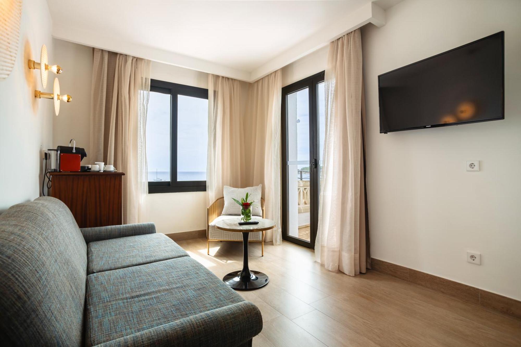 Secrets Mallorca Villamil Resort & Spa - Adults Only Peguera Ngoại thất bức ảnh A room at the hotel