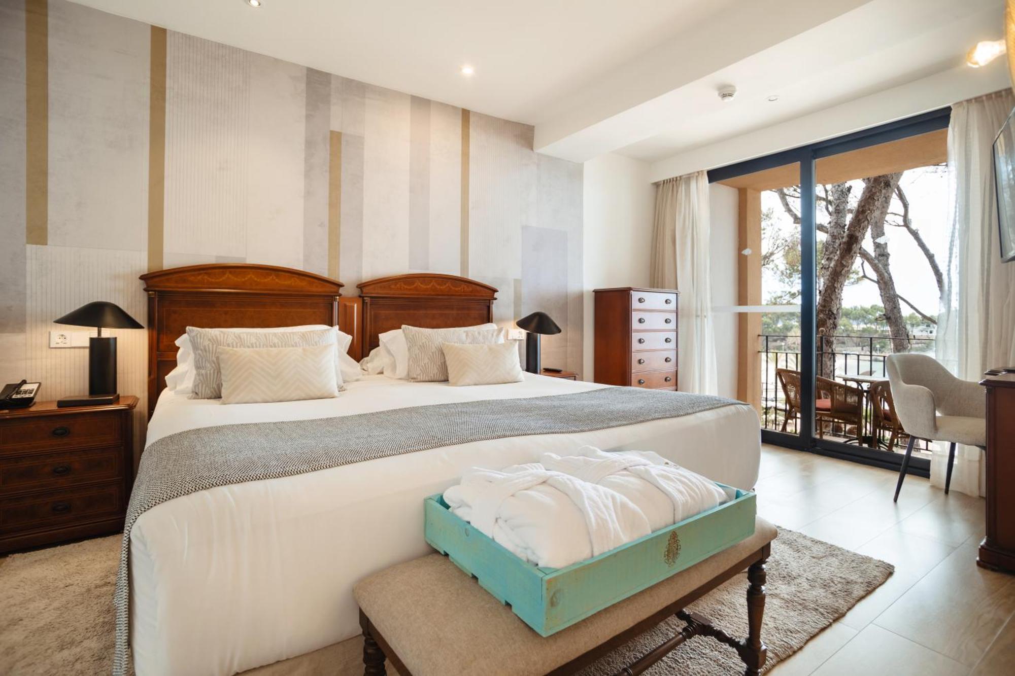 Secrets Mallorca Villamil Resort & Spa - Adults Only Peguera Ngoại thất bức ảnh A bedroom at the hotel