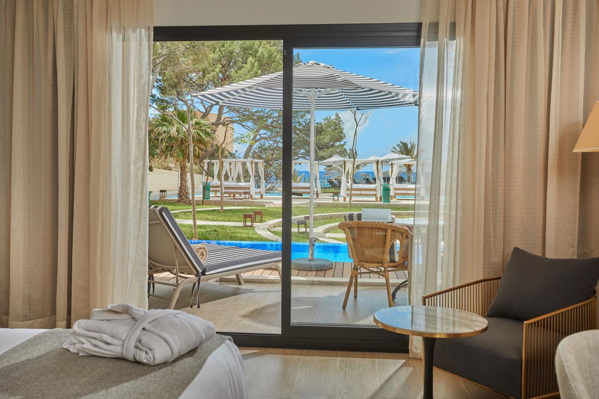 Secrets Mallorca Villamil Resort & Spa - Adults Only Peguera Ngoại thất bức ảnh A room at the hotel