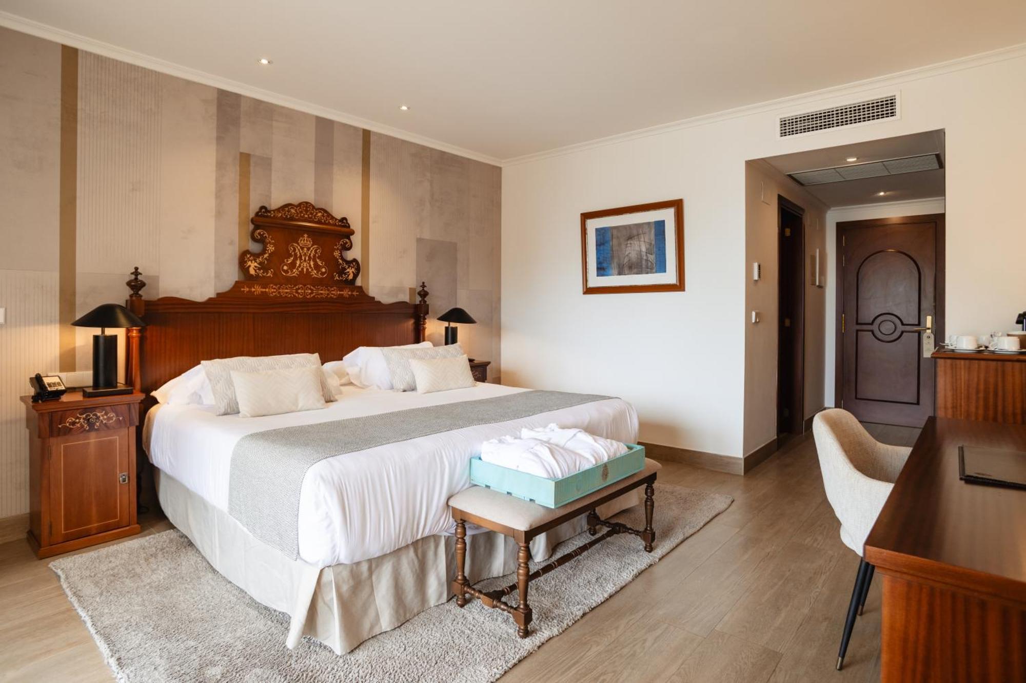Secrets Mallorca Villamil Resort & Spa - Adults Only Peguera Ngoại thất bức ảnh A room at Hotel Alfonso IX