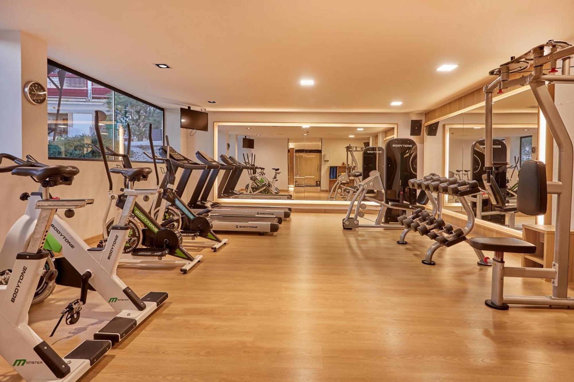 Secrets Mallorca Villamil Resort & Spa - Adults Only Peguera Ngoại thất bức ảnh The gym at the hotel