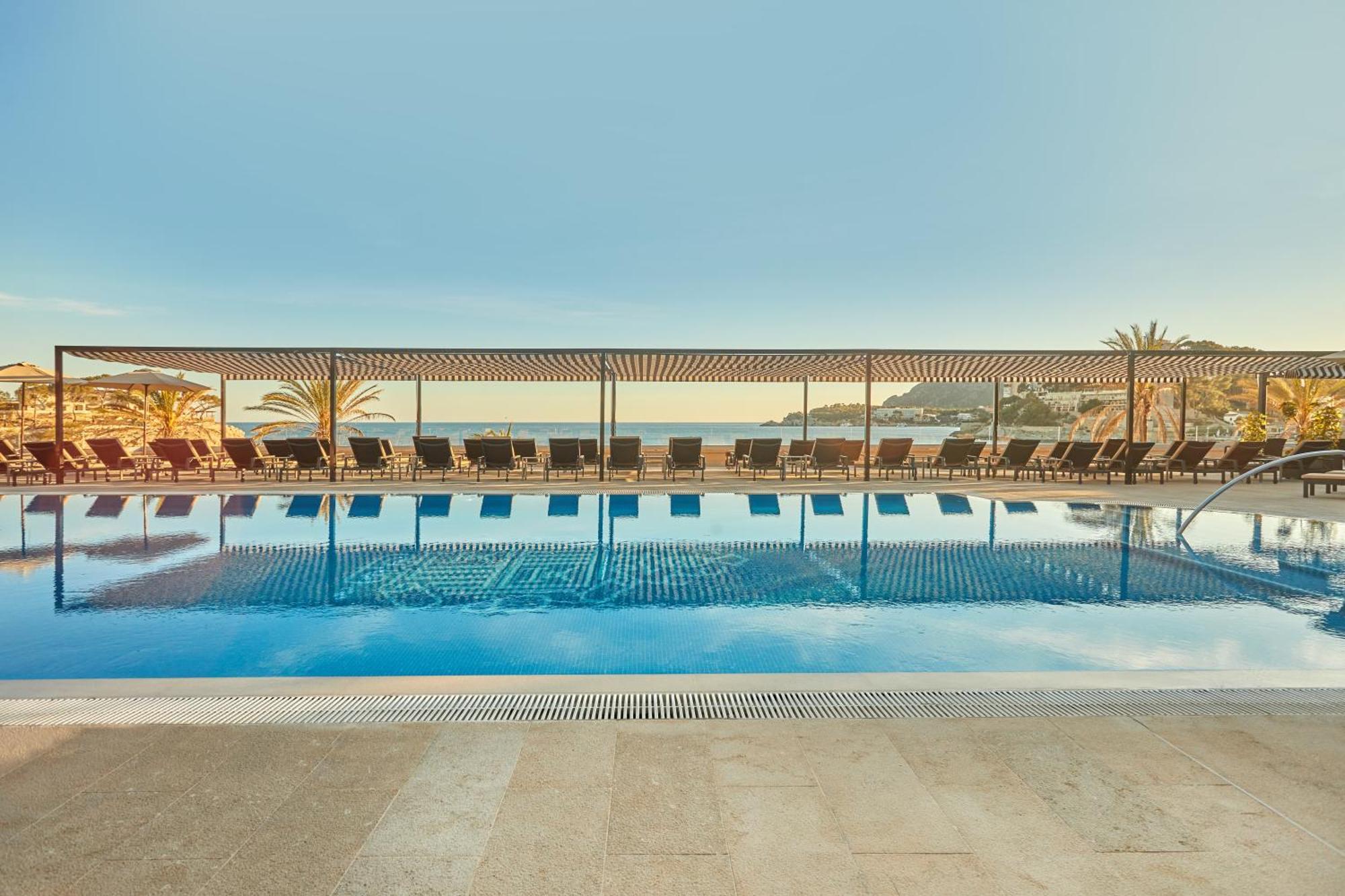 Secrets Mallorca Villamil Resort & Spa - Adults Only Peguera Ngoại thất bức ảnh The swimming pool at the hotel